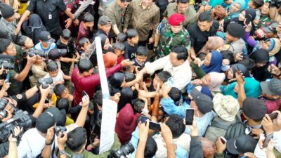 Prabowo Bersama Anak-Anak Bermain Air Saat Meresmikan 9 Titik Air di Sukabumi, Momen Penuh Kegembiraan