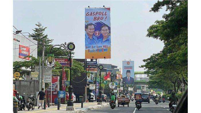 Muda Berinspirasi: Baliho Prabowo-Gibran di Depok Menarik Perhatian Anak Muda