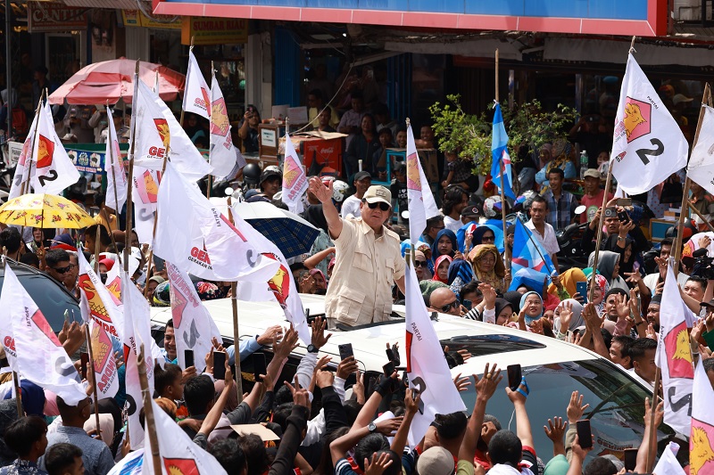 Prabowo Berikan Kaos kepada Warga Pasar Padang, Berdoa untuk Presiden 2024