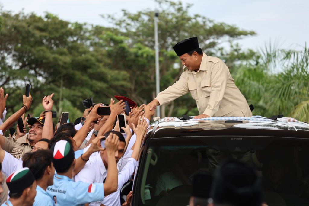 Prabowo Bersama Warga dan Relawan Menikmati Kopi Aceh: Sensasi Luar Biasa!