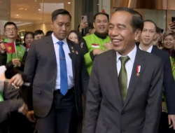 Ratusan Warga Negara Indonesia dan Mitra Driver Gojek menyambut kedatangan Jokowi di Hanoi