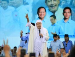 Prabowo dan Relawan serta Guru Nderek Habib Luthfi Bershalawat Bersama di Serang