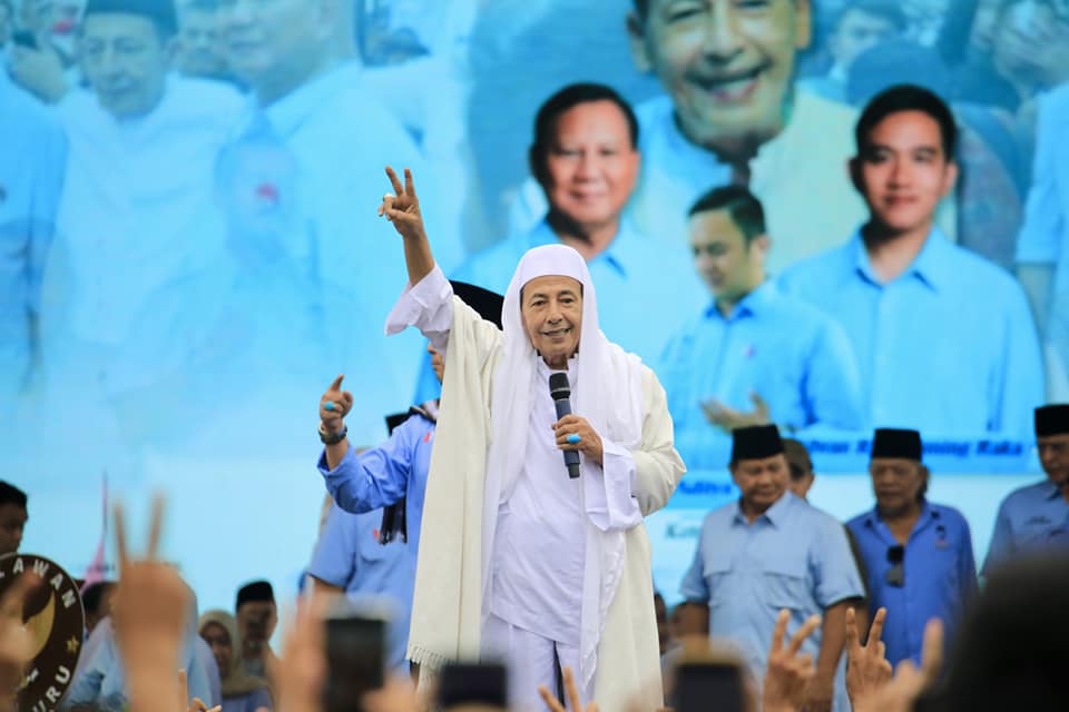 Prabowo dan Relawan serta Guru Nderek Habib Luthfi Bershalawat Bersama di Serang