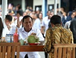 Jokowi and Prabowo Enjoy Bakso Bandongan at a Kiosk in Magelang, Central Java