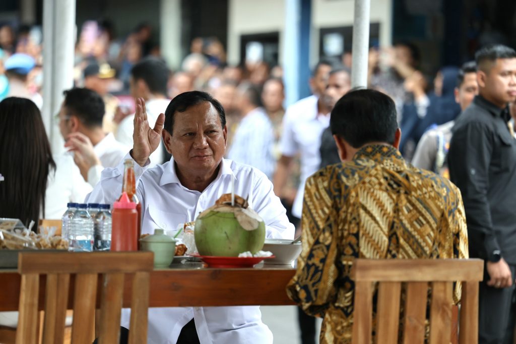 Jokowi and Prabowo Enjoy Bakso Bandongan at a Kiosk in Magelang, Central Java