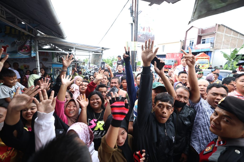 Ratusan Warga Jateng Antusias Melihat Jokowi dan Prabowo Makan Bakso Bareng: Semoga Selalu Tetap Merakyat