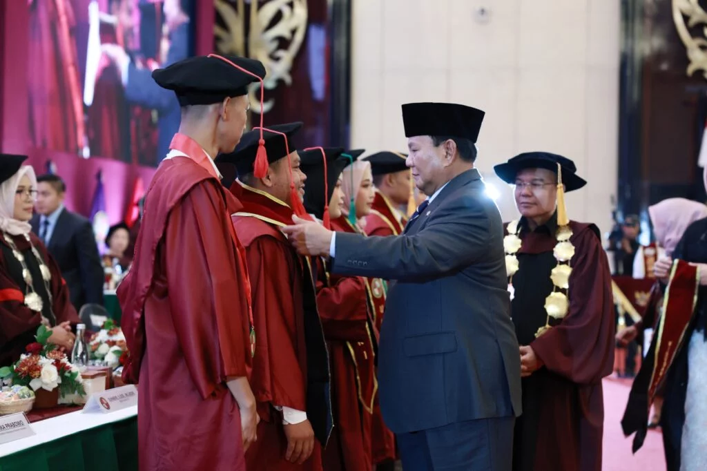 Prabowo Subianto Menghadiri Wisuda UKRI dan Mengajak Anak-anak Muda untuk Menjadi Pemimpin yang Mencintai Rakyat