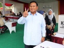 Prabowo Subianto Memilih di TPS 033 Bojong Koneng dan Berpose dengan Salam Dua Jari