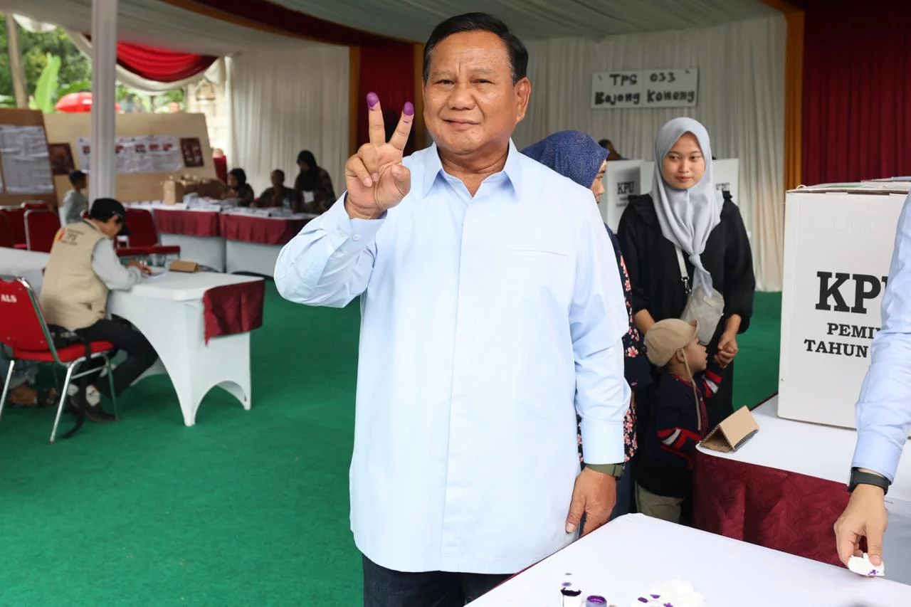 Prabowo Subianto Memilih di TPS 033 Bojong Koneng dan Berpose dengan Salam Dua Jari