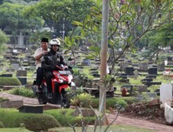 Prabowo Subianto Mengunjungi Makam Sang Ayah dengan Mengendarai Motor dan Disambut Ribuan Warga setelah Pemilu