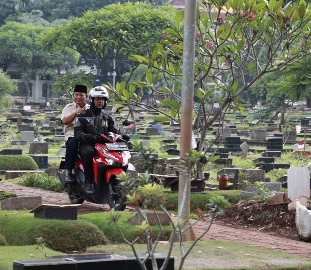 Prabowo Subianto Mengunjungi Makam Sang Ayah dengan Mengendarai Motor dan Disambut Ribuan Warga setelah Pemilu