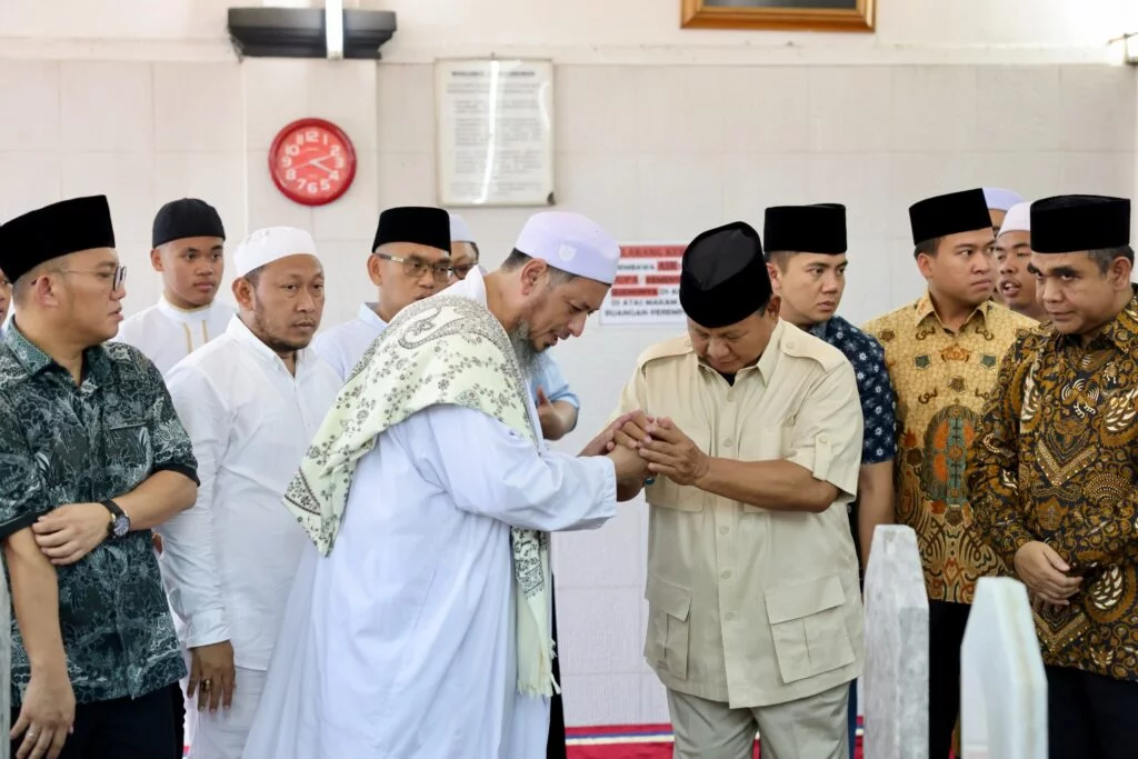 Prabowo Subianto berkunjung ke Habib Ali Kwitang untuk meminta doa agar pekerjaan kita lancar ke depan