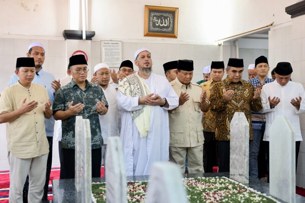 Prabowo Subianto Ungkap Hubungan Kekerabatan Keluarga saat Ziarah ke Makam Habib Ali Kwitang