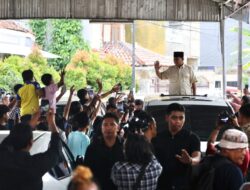 Ratusan Warga Sambut Prabowo Subianto saat Ziarah ke Makam Habib Ali Kwitang