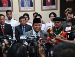 Menhan Prabowo Subianto Menyampaikan Pesan tentang Pekerja Keras dan Cerdas di Wisuda Unhan: Kunci Bertahan di Tengah Tantangan Zaman