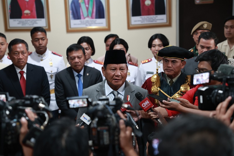 Menhan Prabowo Subianto Menyampaikan Pesan tentang Pekerja Keras dan Cerdas di Wisuda Unhan: Kunci Bertahan di Tengah Tantangan Zaman