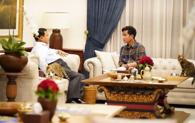 Diskusi Hangat Antara Prabowo dan Gibran di Kertanegara, Ditemani Dua Kucing yang Manis