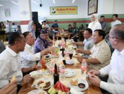 Prabowo Subianto Berkunjung ke Cimahi, Menikmati Bakso dan Berduet dengan Warga