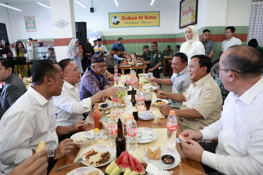 Prabowo Subianto Berkunjung ke Cimahi, Menikmati Bakso dan Berduet dengan Warga