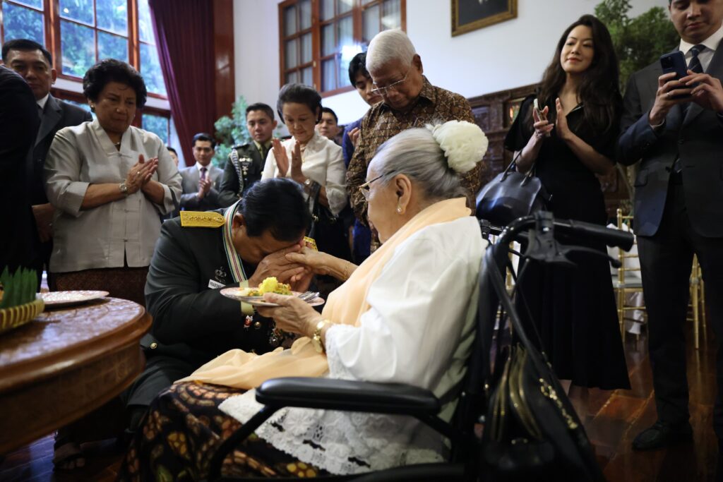 Prabowo Bersyukur dan Melakukan Sungkeman kepada Sukartini Djojohadikusumo Setelah Menerima Penghargaan Jenderal Bintang 4