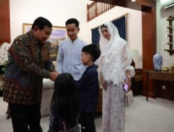 Momen Penuh Tawa Prabowo Subianto dan Gibran Rakabuming Raka saat Halal Bihalal bersama Keluarga