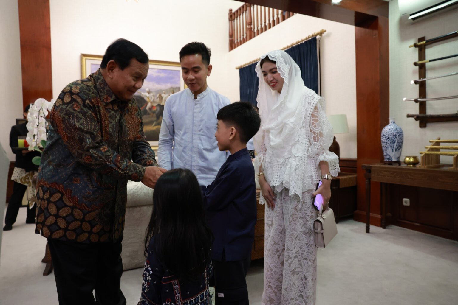 Momen Penuh Tawa Prabowo Subianto dan Gibran Rakabuming Raka saat Halal Bihalal bersama Keluarga