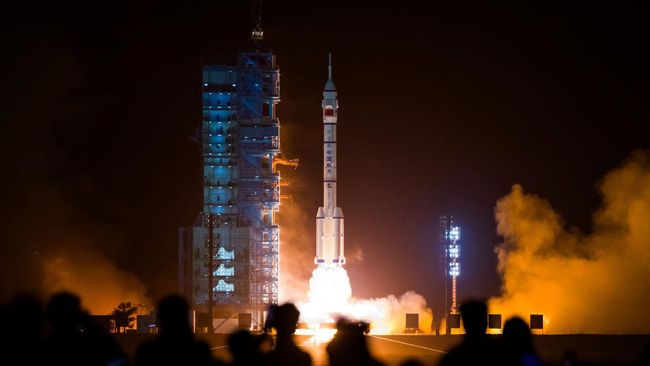 China Mengirim 3 Astronaut ke Stasiun Luar Angkasa dalam Waktu yang Mendekati