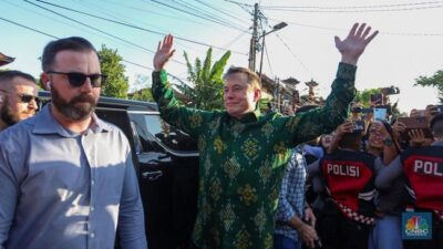 Elon Musk Mengenakan Batik Hijau Saat Meresmikan Starlink di Indonesia