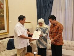 Prabowo Subianto hands over letter of recommendation for Governor Candidate in East Java