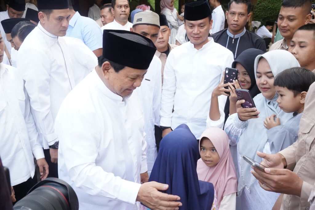 1445 H Iduladha, Prabowo Subianto Bertemu Warga di Hambalang, Bogor