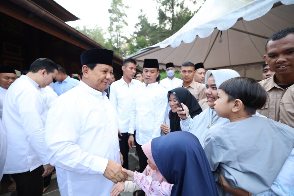 Prabowo Subianto Melaksanakan Sholat Idul Adha 1445 H di Masjid Nurul Wathan Hambalang