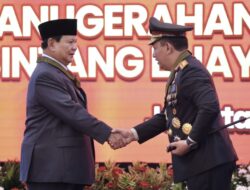 Prabowo Subianto mendapatkan Penghargaan Bintang Bhayangkara Utama dari Kepala Kepolisian Indonesia