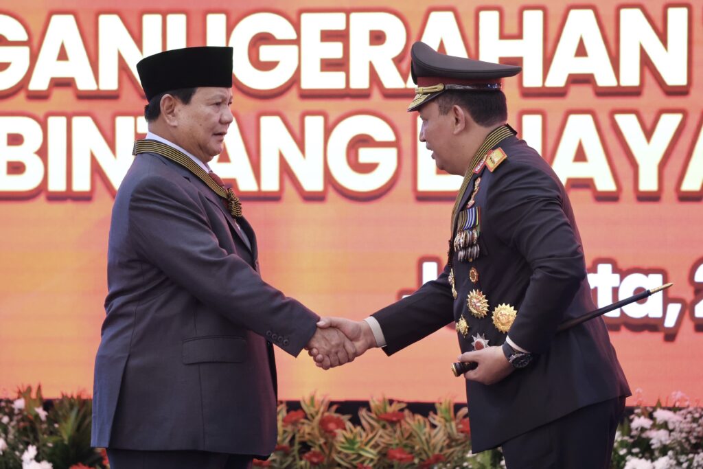 Prabowo Subianto mendapatkan Penghargaan Bintang Bhayangkara Utama dari Kepala Kepolisian Indonesia