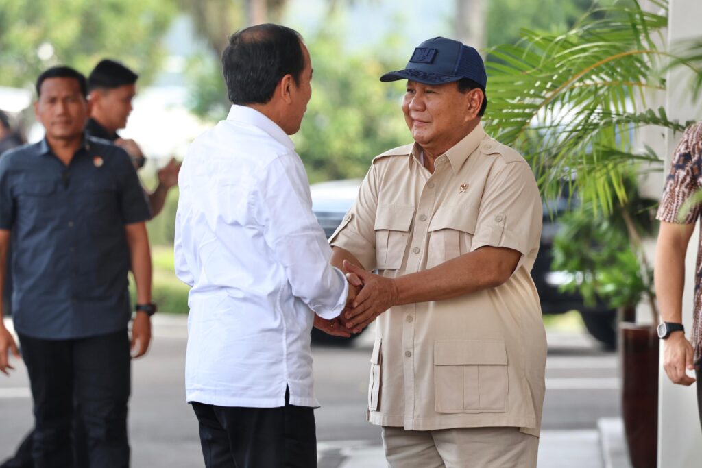 Prabowo Subianto Menjadi Tamu Jokowi di Bandara Halim, Menyampaikan Ucapan Ulang Tahun secara Langsung