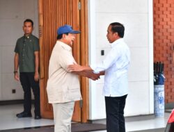 Prabowo Subianto Dekati Jokowi di Halim, Sampaikan Ucapan Selamat Ulang Tahun secara Tatap Muka