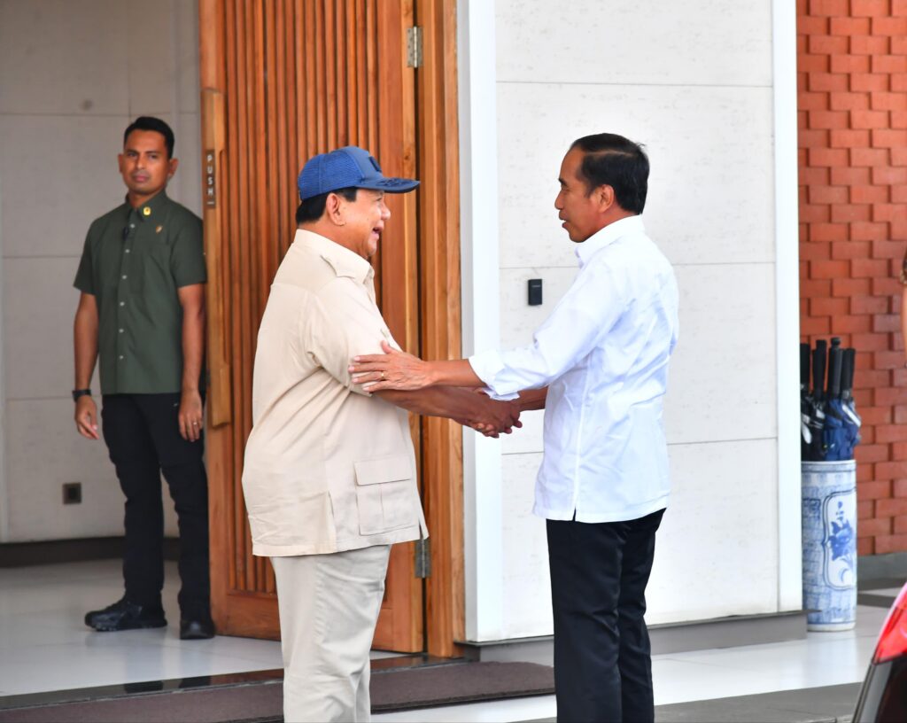 Prabowo Subianto Dekati Jokowi di Halim, Sampaikan Ucapan Selamat Ulang Tahun secara Tatap Muka