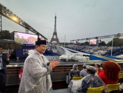 Prabowo Subianto Menghadiri Pembukaan Olimpiade Paris 2024, Memberikan Semangat dan Melambaikan Tangan kepada Kontingen Indonesia