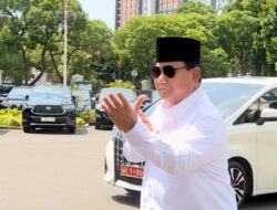 Prabowo Subianto Maintains Fitness After Leg Surgery by Jogging Lightly and Striking a Silat Pose at the Presidential Palace