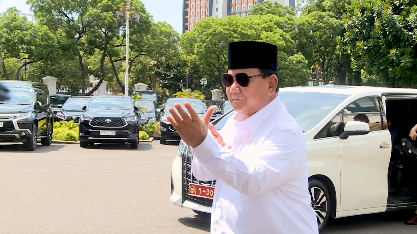 Prabowo Subianto Maintains Fitness After Leg Surgery by Jogging Lightly and Striking a Silat Pose at the Presidential Palace