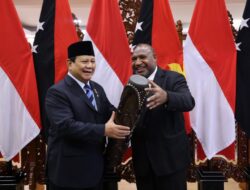 Heartfelt Moments as Prabowo Subianto Says Goodbye to the Prime Minister of Papua New Guinea After a Visit to the Ministry of Defense