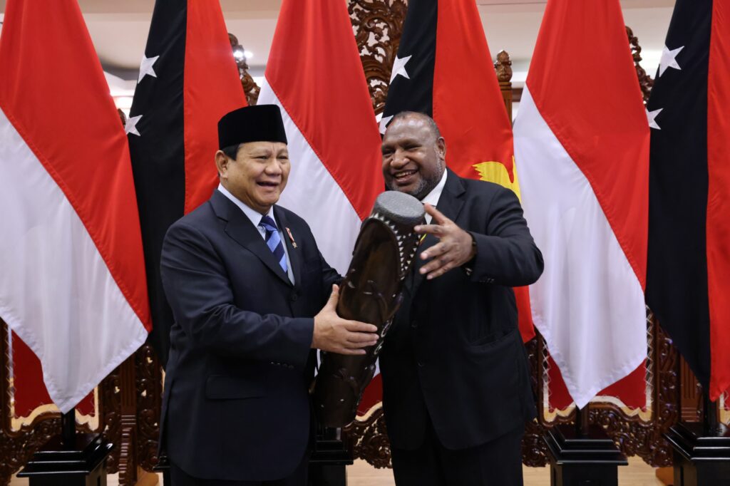 Heartfelt Moments as Prabowo Subianto Says Goodbye to the Prime Minister of Papua New Guinea After a Visit to the Ministry of Defense