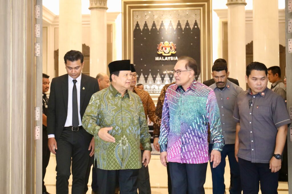 Prabowo Subianto Reunites with Longtime Friend Anwar Ibrahim, Extends Invitation to His Inauguration