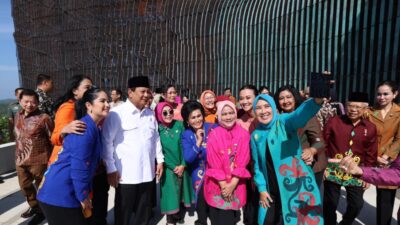 Prabowo Subianto Captured a Joyful Moment by Taking a Selfie with Iriana and Mothers at IKN