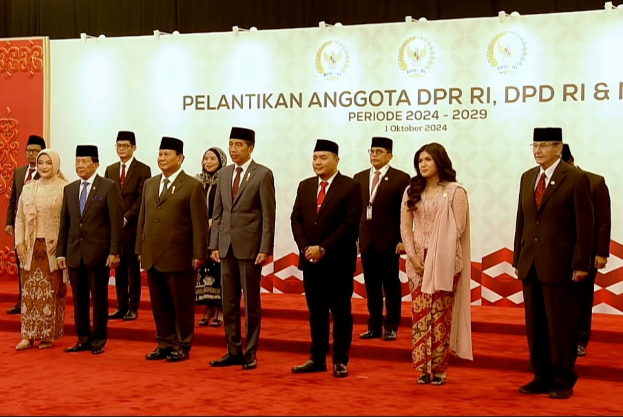 Prabowo Subianto and Jokowi Ride Presidential Car Together to the Inauguration of Newly-elected Parliament