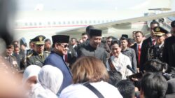 Prabowo Subianto accompanies Jokowi to Halim, offering best wishes for his future journey