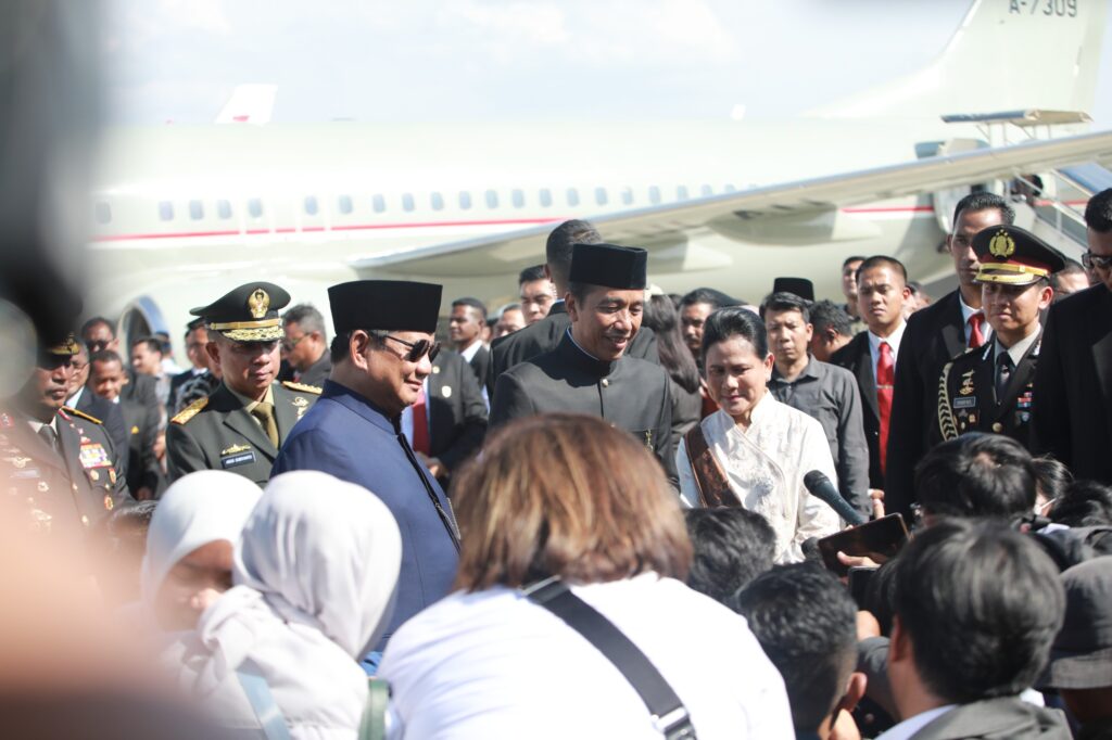 Prabowo Subianto accompanies Jokowi to Halim, offering best wishes for his future journey