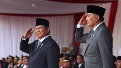 Enthusiastic Crowds Welcome Prabowo Subianto and Defense Minister Sjafrie as They Ride Maung After Handover Ceremony