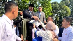 Citizens Meet Prabowo Subianto, Shed Tears of Joy and Offer Prayers: “I Finally Received His Autograph”