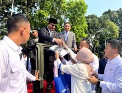 Citizens Meet Prabowo Subianto, Shed Tears of Joy and Offer Prayers: “I Finally Received His Autograph”