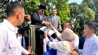 Citizens Meet Prabowo Subianto, Shed Tears of Joy and Offer Prayers: “I Finally Received His Autograph”